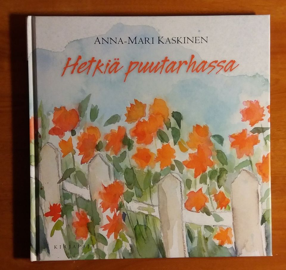 Anna-Mari Kaskinen HETKIÄ PUUTARHASSA Kirjapaja 07