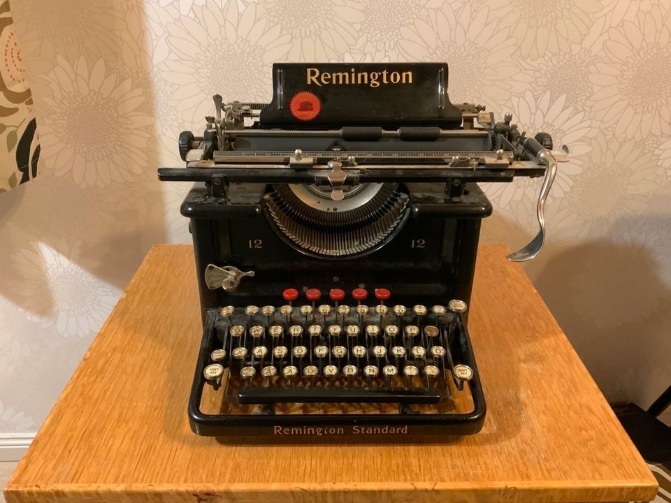 Vanha antiikkinen kirjoituskone REMINGTON