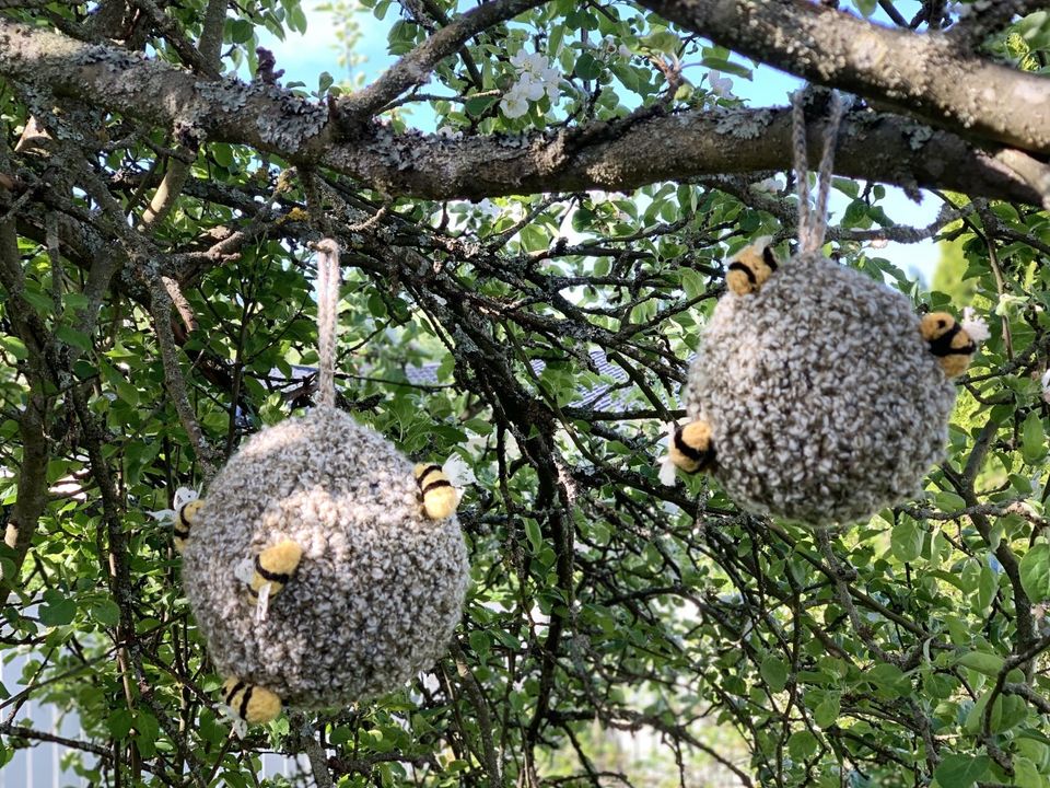 Kaksi virkattua mehiläispesää