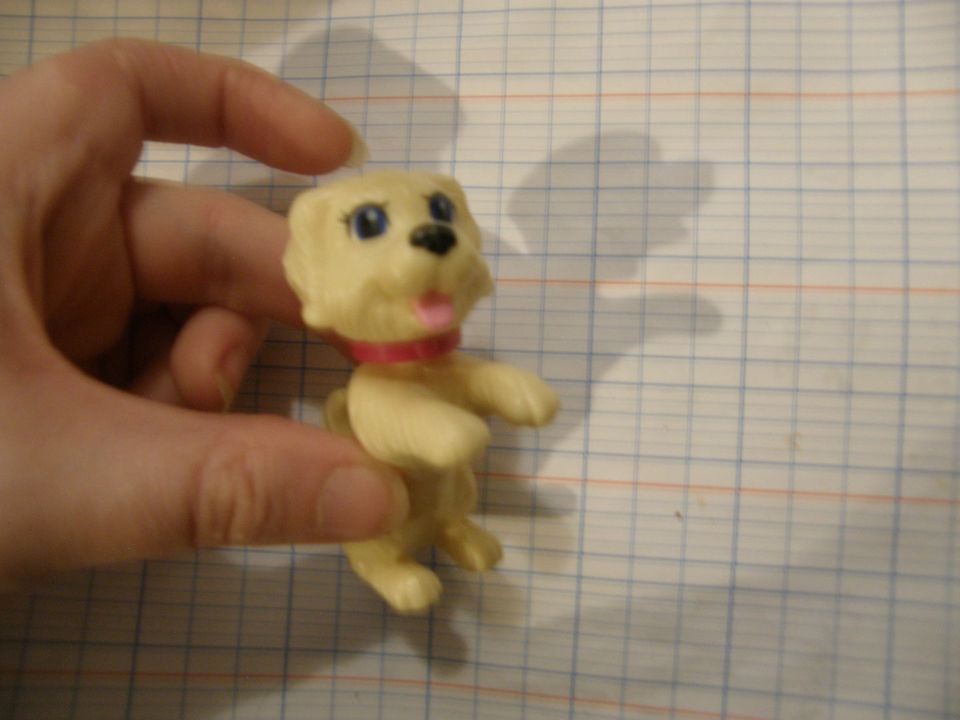 Vaalean ruskea Barbie- nuken koira