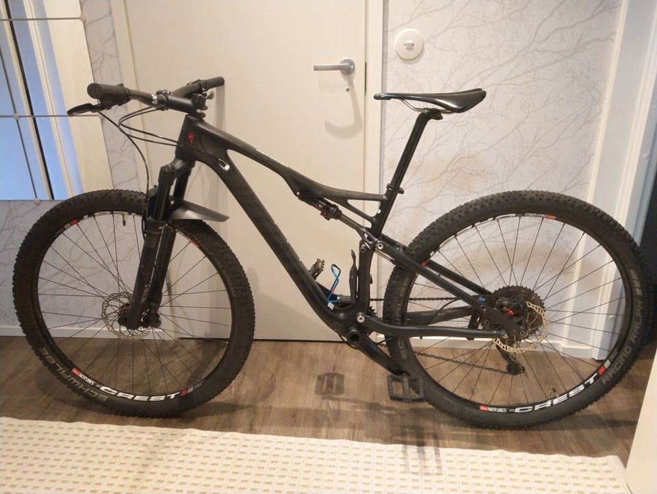 Specialized epic comp carbon (hiilikuitu)