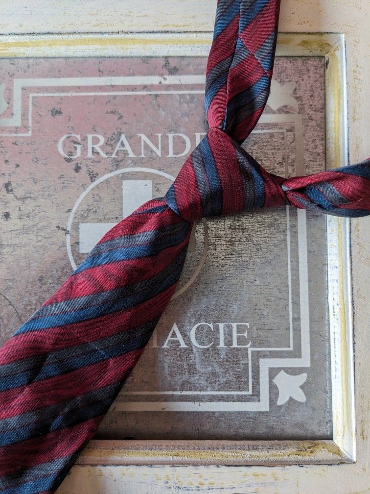 Nina Ricci solmio silkkiä puunsyykuvio