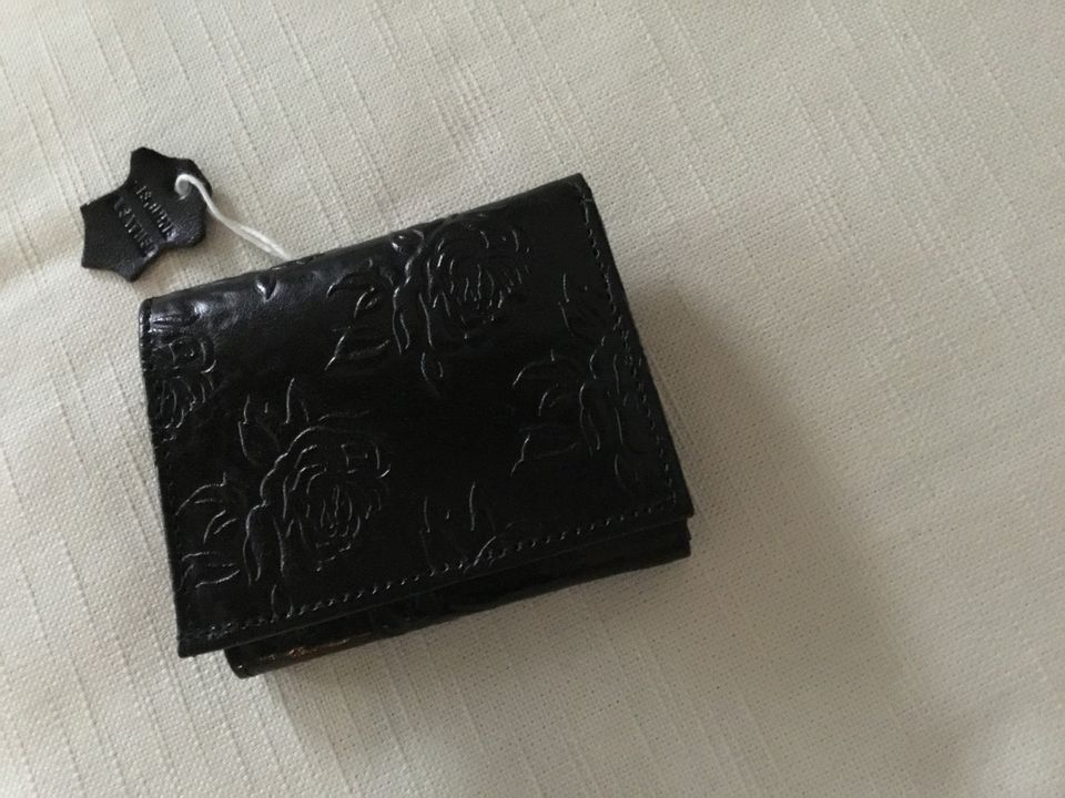 Uusi musta lompakko nahkaa