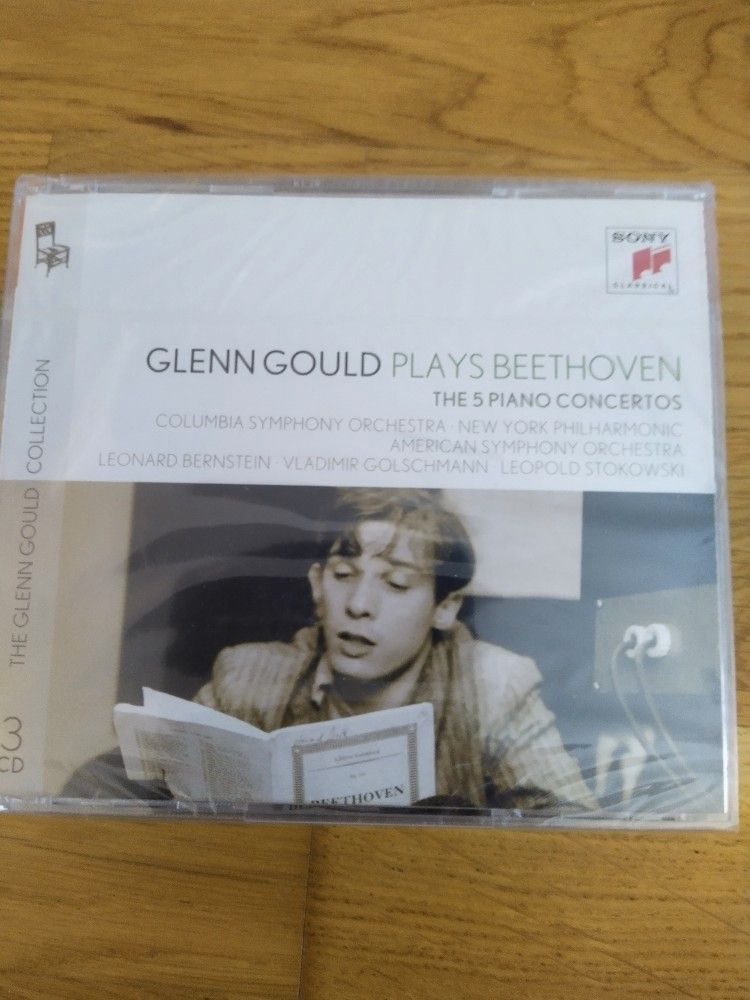 Glenn Gould plays Beethoven