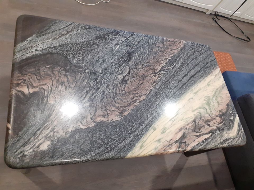 Hyväkuntoinen kivipöytä, 70 x 120 cm