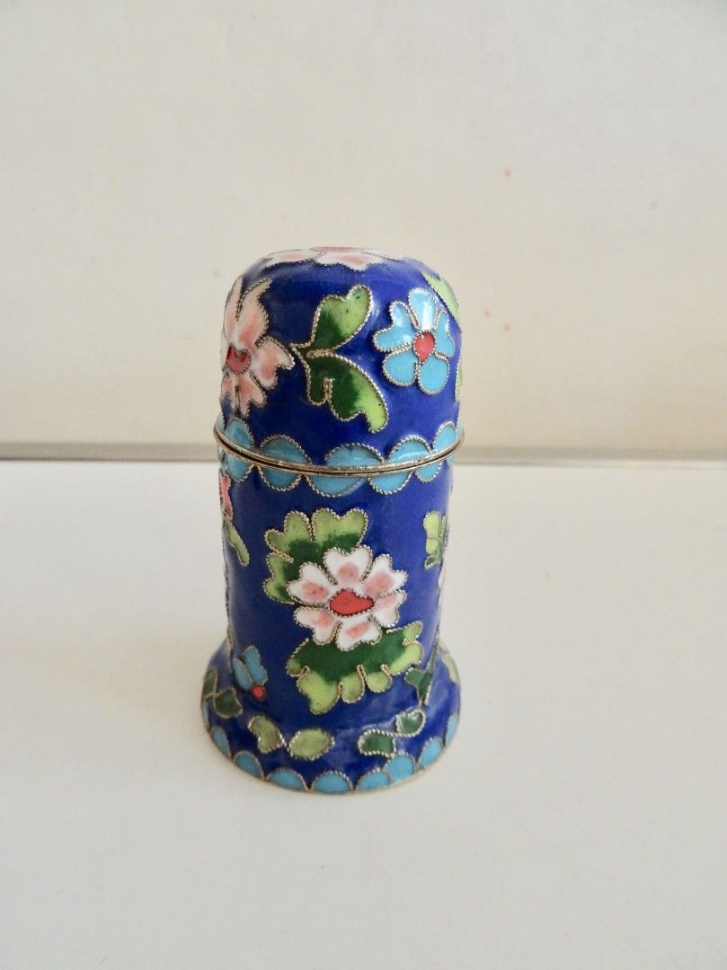 Cloisonne hammastikkurasia