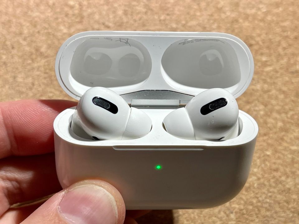 Apple AirPods pro 1. gen kuulokkeet + koteloita