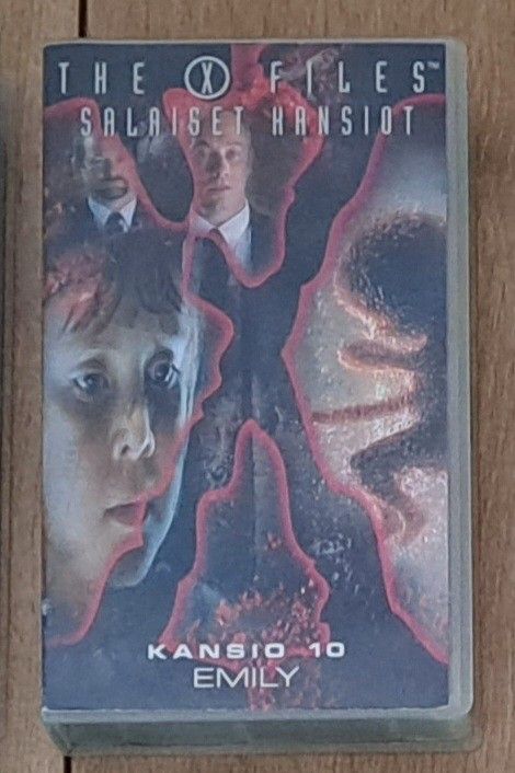 X-files kansio 10 emily vhs