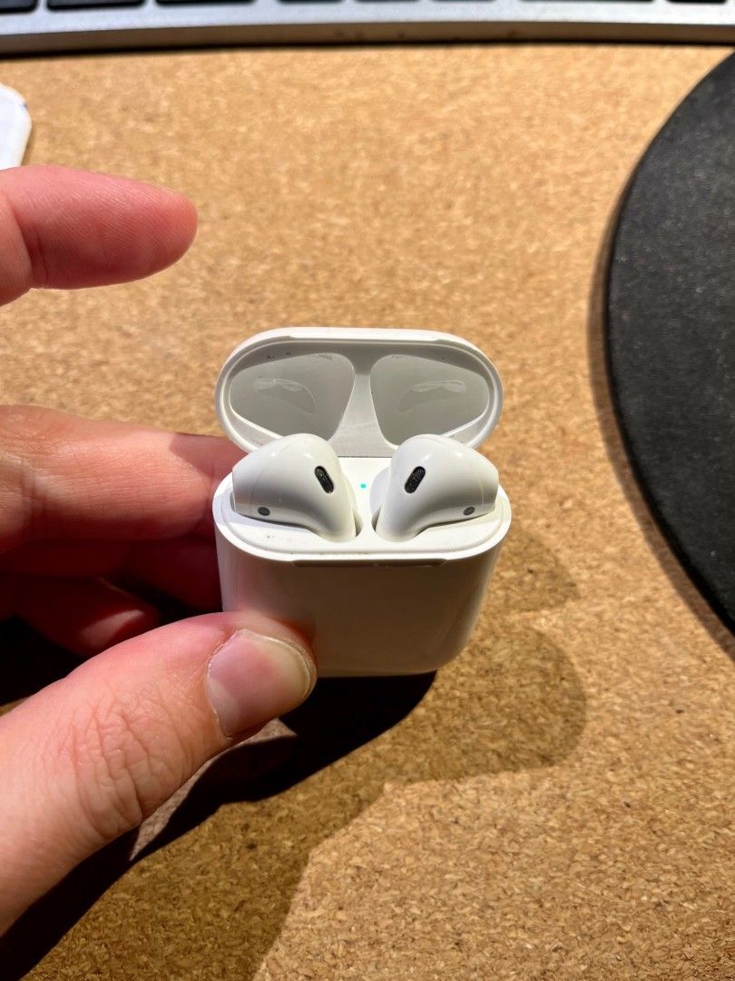 Apple AirPods 1. sukupolvi kuulokkeet + koteloita