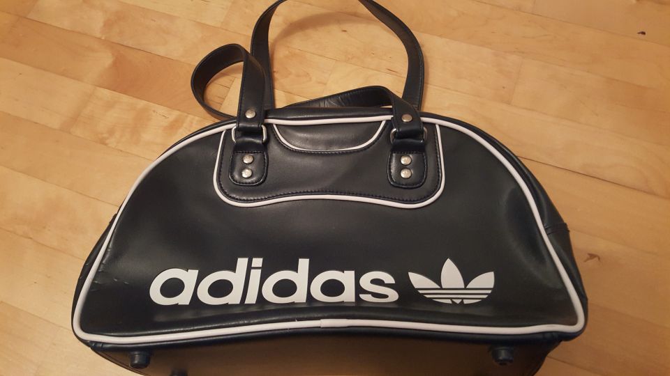 Adidas-laukku