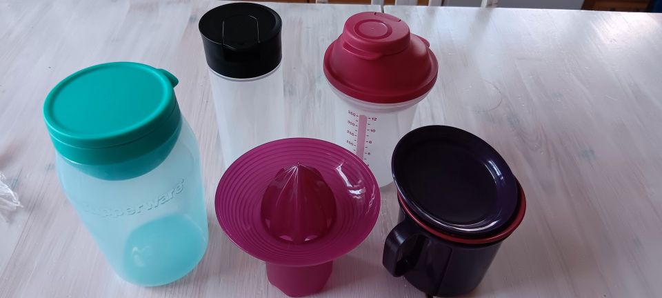 Tupperware keittiötarvikkeita