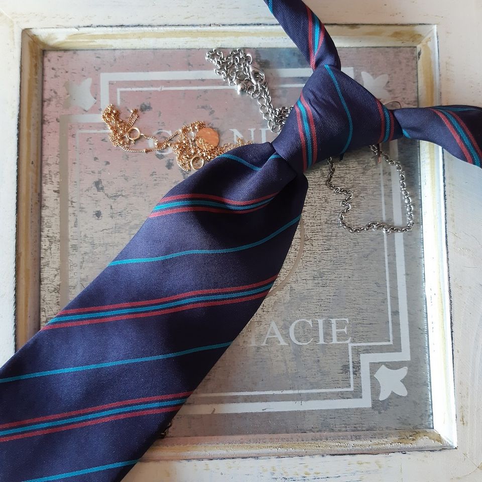 Marja Kurki solmio silkkiä raitakuvio