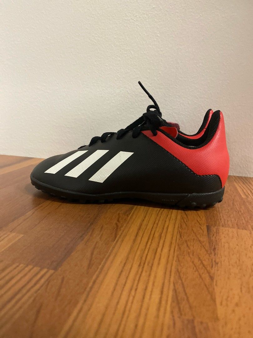 Adidas jalkapallokengät 29