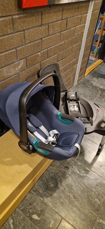 Britex Baby Safe turvaistuin ja Isofix autokaukalo