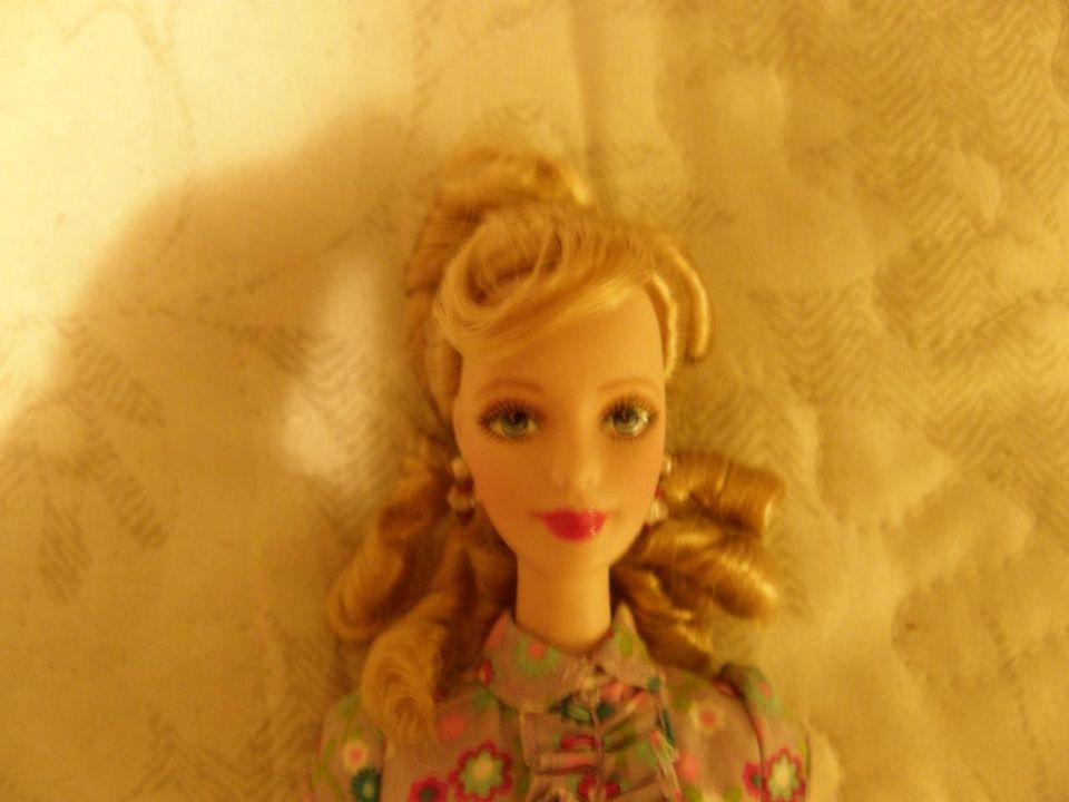 Vaaleatukkainen posliini- Barbie + asu & laukku