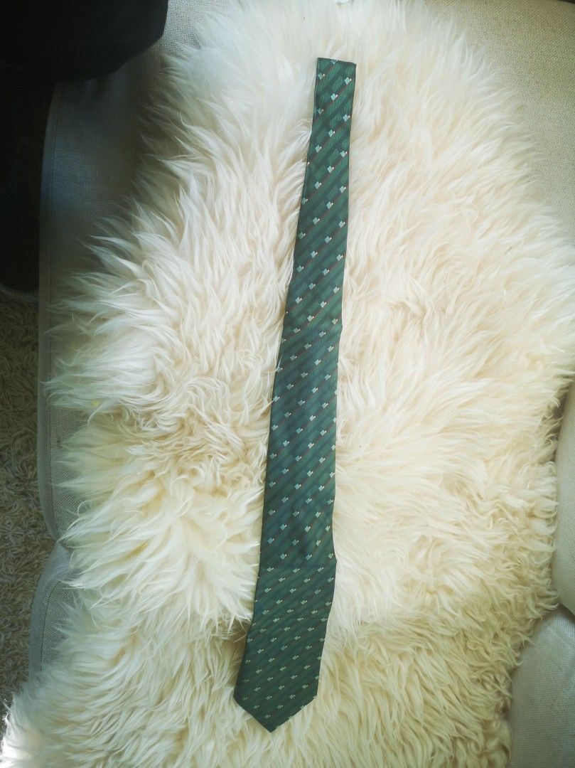 Vihreä kravatti, silkkiä, Marja Kurki