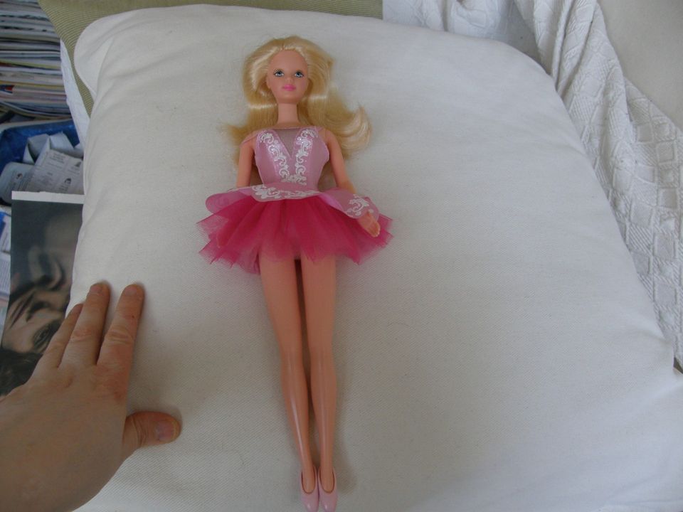 Vaaleatukkainen Barbie- nukke + balettiasu