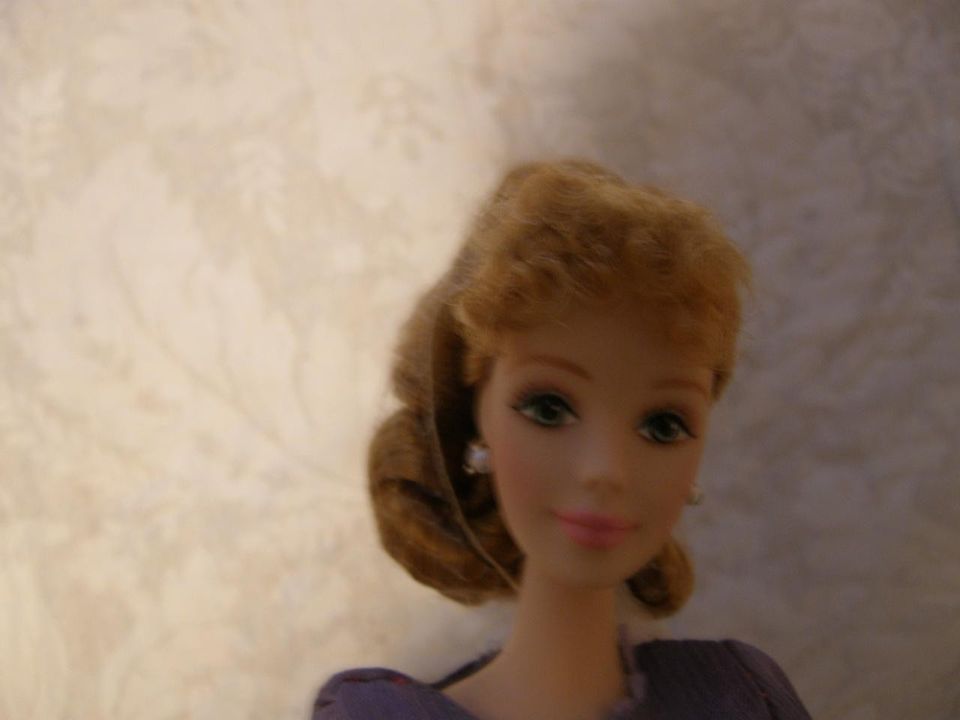 Punatukkainen posliini- Barbie + lila asu