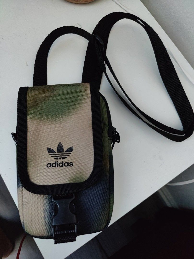 Pieni Adidas laukku
