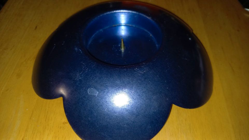 Sininen metalli kynttilänjalka pöytäkynttilälle