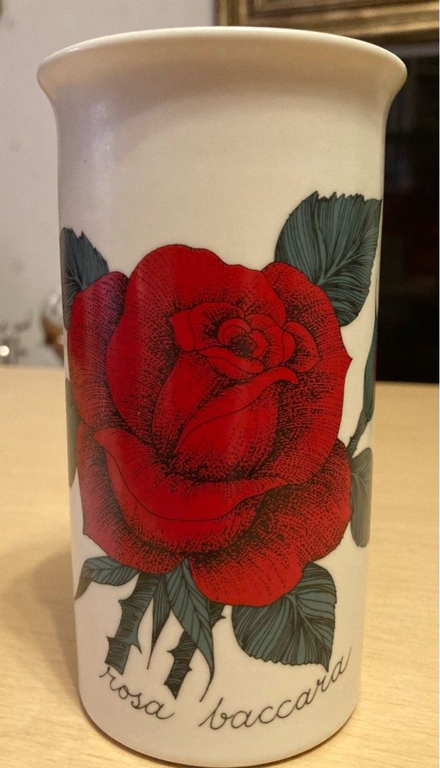 Arabian punainen ruusu maljakko