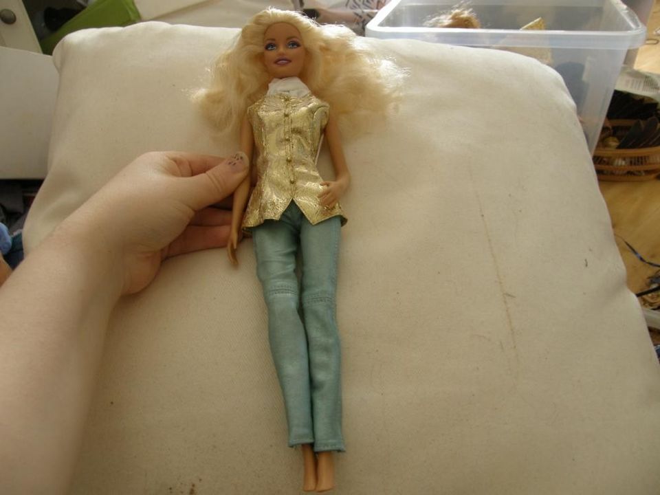Vaaleatukkainen Barbie - nukke + vaatteet