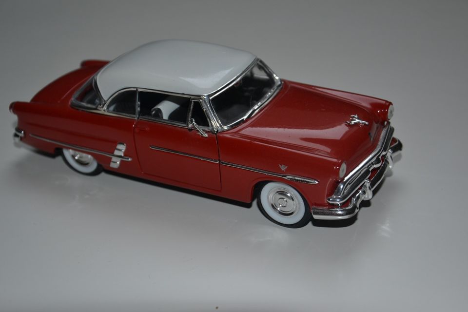 Pienoismalli Ford Victoria 1953 1/24 Welly