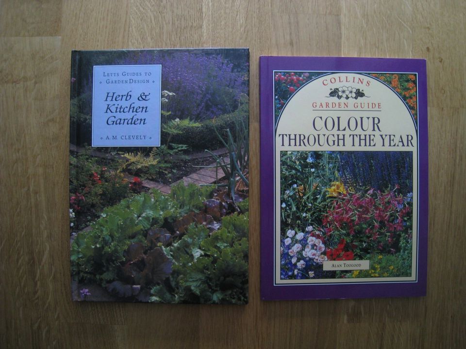 Puutarhakirja 2 pientä English gardening books
