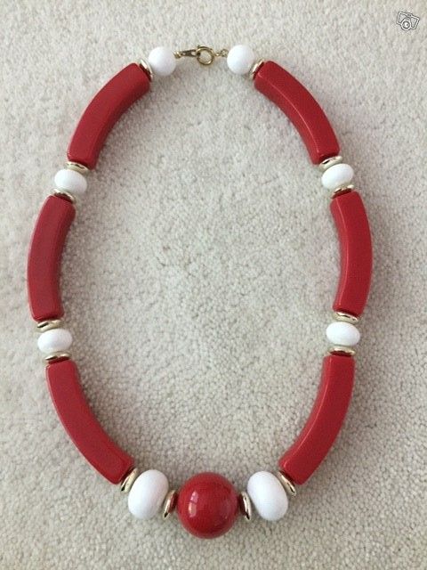 Vintage punavalkoiset helmet, pituus 47 cm