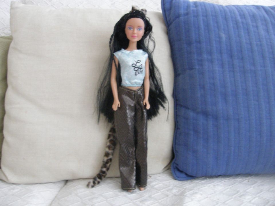 Mustatukkainen Barbie- nukke + hauska leopardi-asu