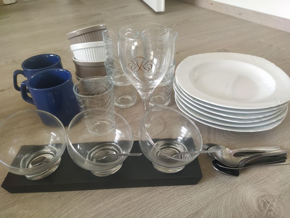 Astioita: laseja, mukeja, jälkiruokasetti