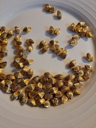 100 kpl upeita kullanvärisiä helmiä