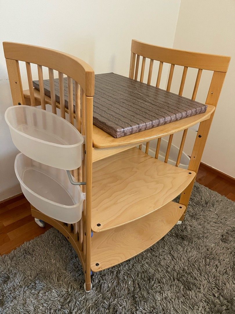 Vauvan hoitopöytä, Stokke Care