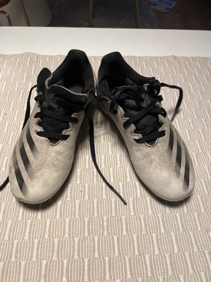 Adidas jalkapallo kenkä 31