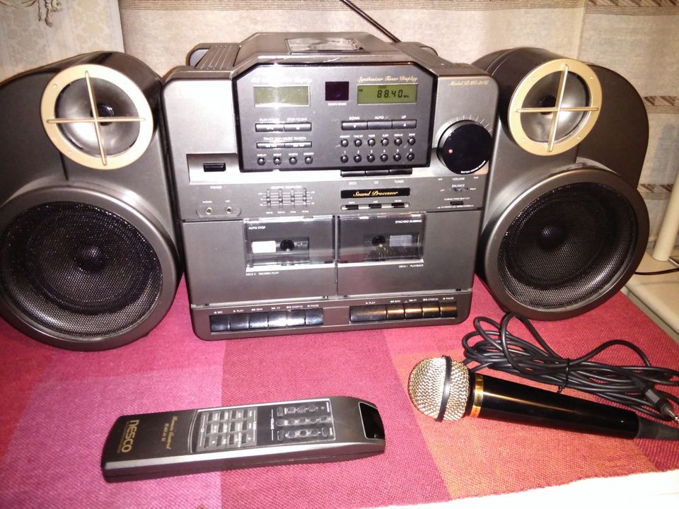 Radio-kasetti-CD-soitin Nesco 90-luvun taitteesta