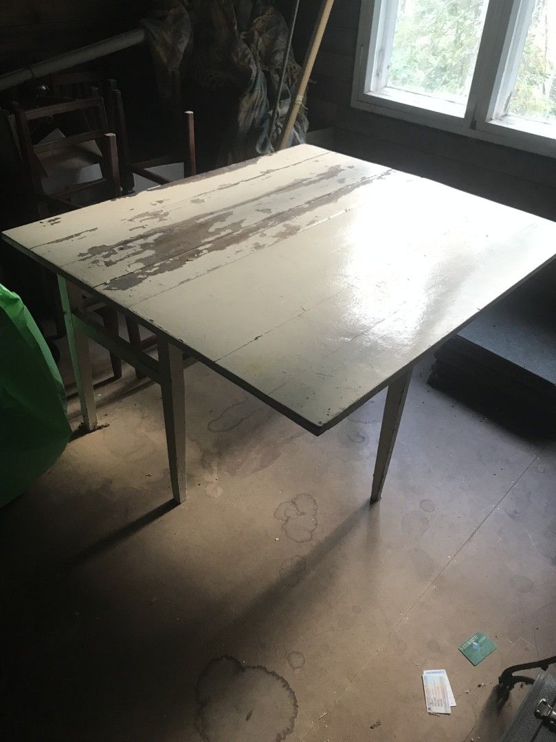 Todella vanha klaffipöytä