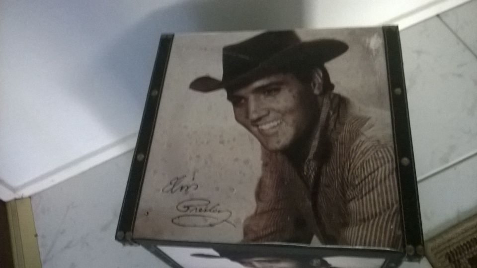 Elvis säilytyslaatikko nimmarilla kuva