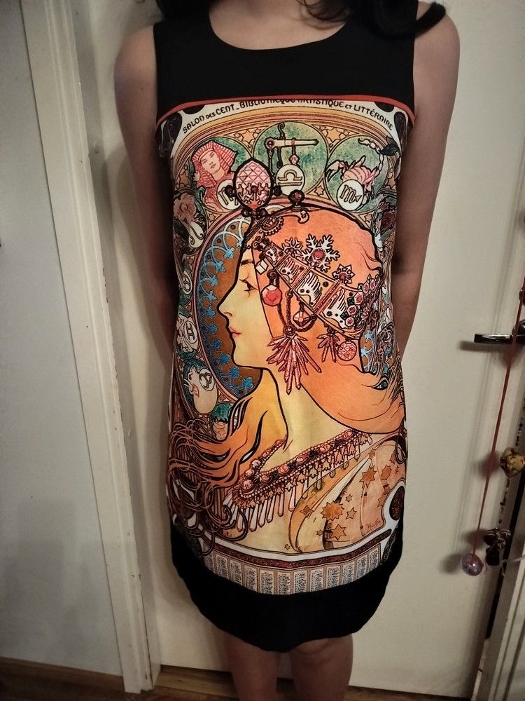 Alphonse Mucha kuvioinen mekko