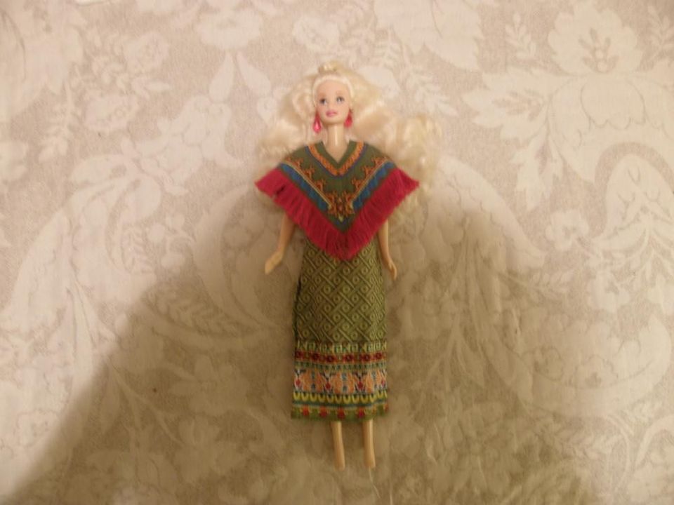 Vaaleatukkainen Barbie- nukke + upea asu