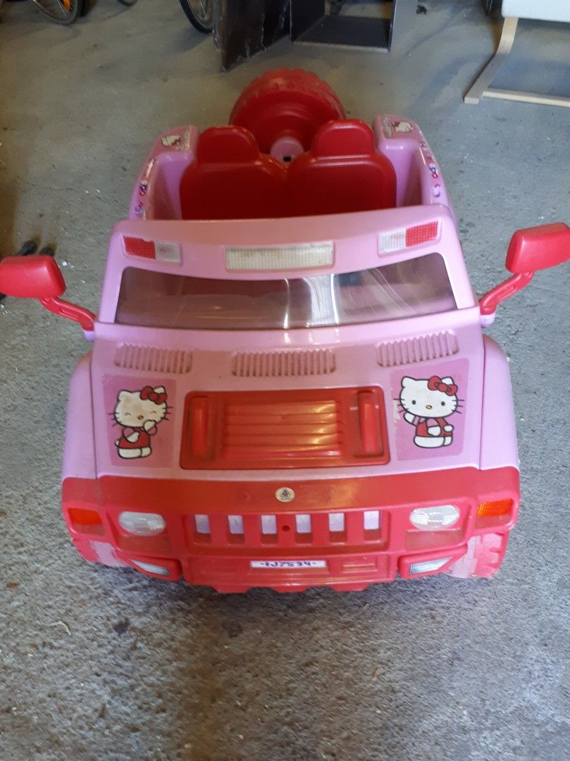 Akulla toimiva Hello Kitty-leikkiauto
