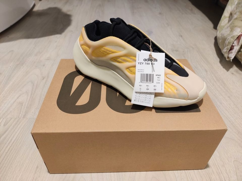 Yeezy 700 V3 Mono Safflower US11