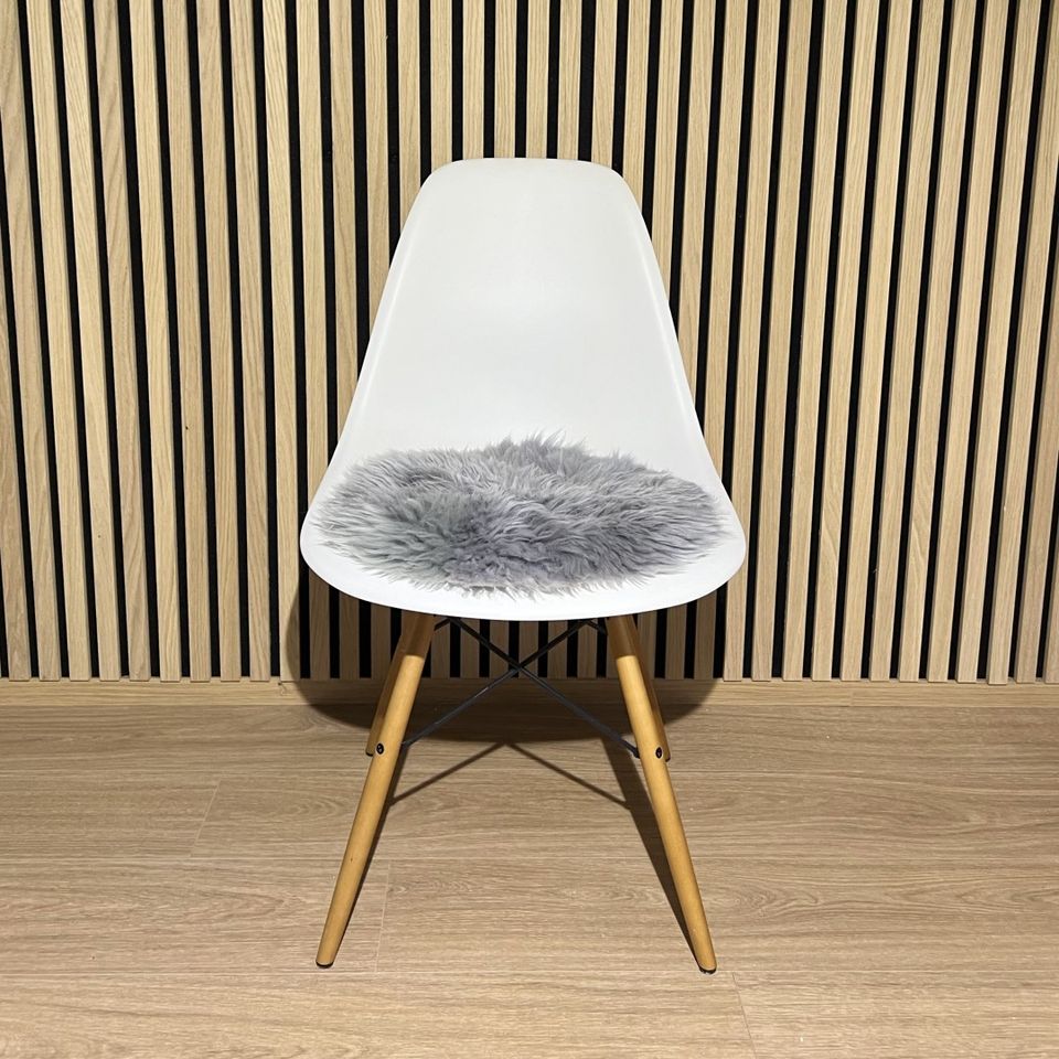 Valkoinen Vitra Eames DSW design-tuoli