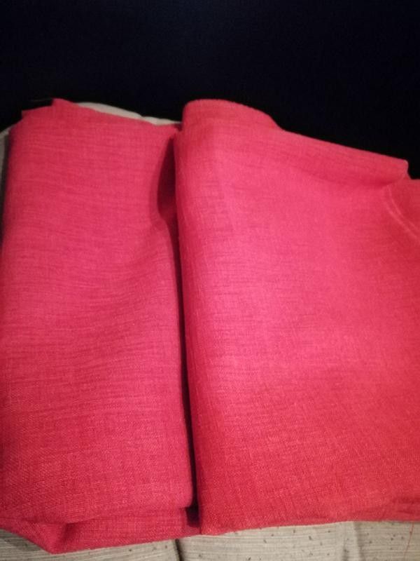 Kaksi punaista kangaspalaa