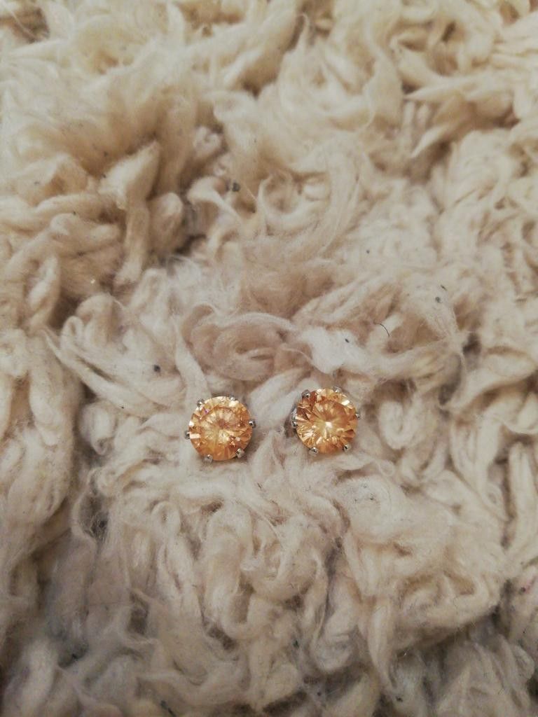 Kultajousen hopeiset timanttikorvakorut