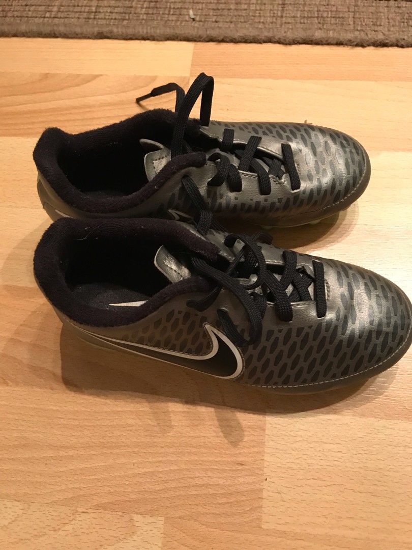 Nike jalkapallokengät/ground soccer boot