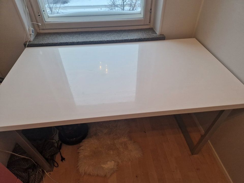 Korkeakiiltovalkoinen pöytä + kaksi tuolia