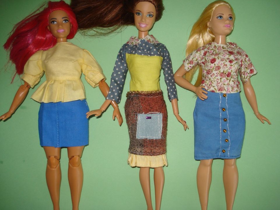 Vaatteita Barbielle ("kulta"nappihame ym.)