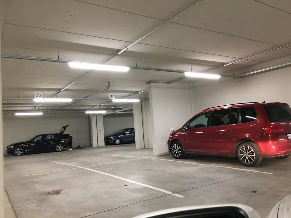 Autohalli parkkipaikka