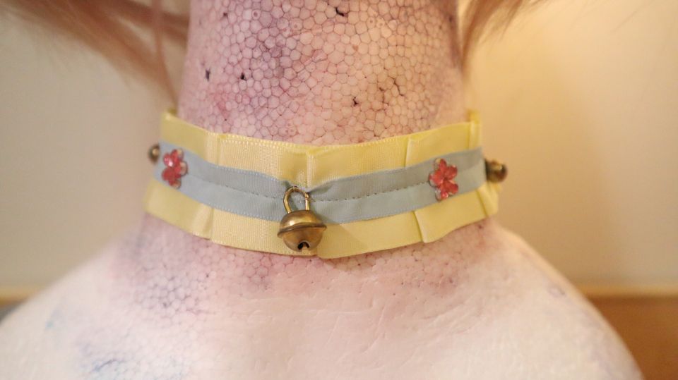 Keltasininen tiuku choker