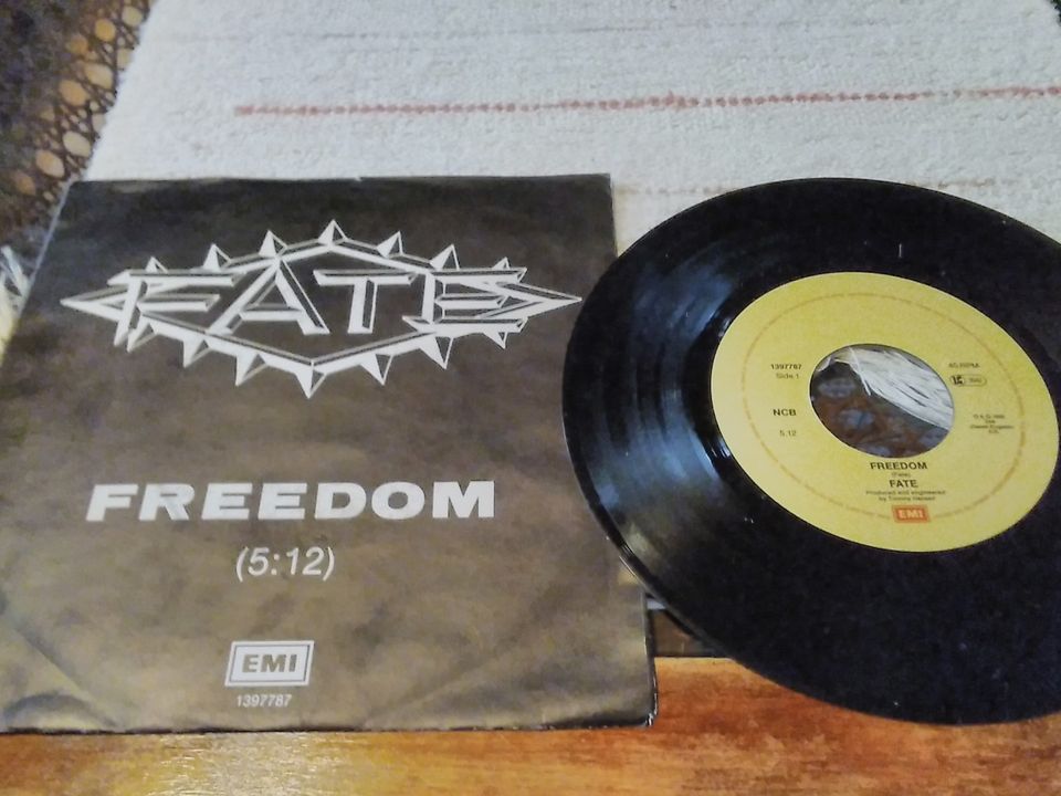 Fate 7" Freedom / Larry